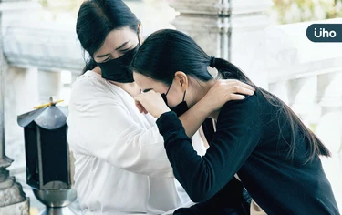 為什麼喪禮哭不出來？揭密華人社會中「隱藏哀傷」：只是假裝堅強