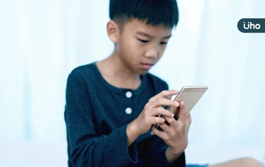 該讓孩子用手機嗎？如何避免孩子沉迷手機？親職專家推「第3種選擇」