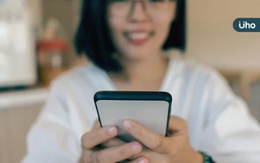 滑手機滑到差點失明！高中生患「青光眼」誤當近視：險視神經壞死