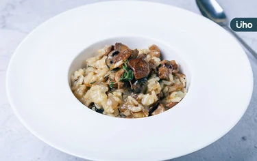 有食譜》菇類抗老化、防失智！4步驟做「松露野菇燉飯」加起司升級
