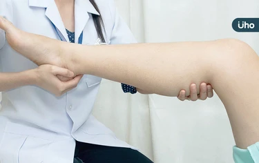 「單腳抬1分鐘」等於走路53分鐘！日本醫授「簡單抬腿」練肌力防骨鬆