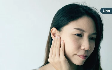 耳朵嗡嗡叫，可能是腦部長腫瘤？醫盤點耳鳴「7大原因」千萬別忽略