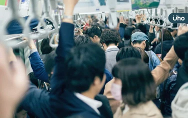 搭捷運被推擠到門邊，內心想大吼？通勤族學會「3方法」找回邊界感