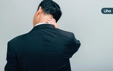 愛低頭滑手機⋯我有「富貴包」嗎？醫教1招「靠牆站立」自我檢測