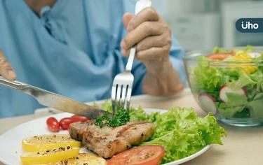 50歲後大腦開始萎縮！研究揭「吃飯快加速腦退化」2方法降失智風險
