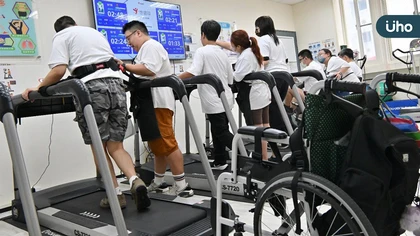 輪椅族也能站上跑步機 AI助身障者突破限制