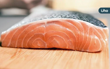 鮭魚怎麼煮最營養？水煮、煎烤、煙燻差異一次看：這1種熱量最低