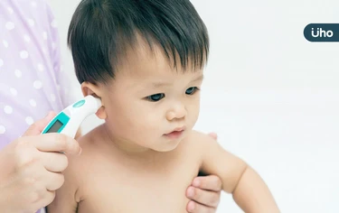 寶寶幾度算發燒？5種正確測量體溫的方法：耳溫測量快、額溫快速便利