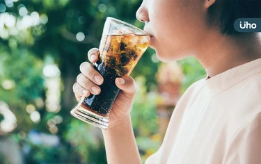 可樂不僅可以喝，還能用來洗胃？老翁「胃裡長石頭」醫用可樂溶石