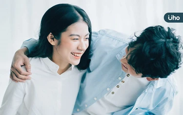 怎麼知道女生對你有沒有意思？心理師揭女生動心的「7個肢體訊號」