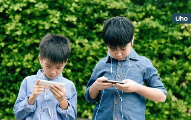 晚睡晚起、吃垃圾食物⋯放暑假作息大亂？父母3招引導孩子回歸正軌