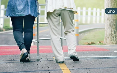 9旬阿公被判安寧照護，還能去東京看WBC？90後孫女7大「育爺心法」