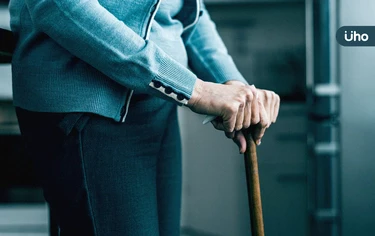 65歲婦死守500萬「怕老了沒錢」！10年後卻後悔：有錢卻來不及享受