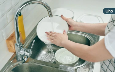 不用大量洗碗精且省水！專家曝「蘇打洗碗」好處：比小蘇打更好用
