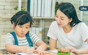 難搞的孩子，就帶到咖啡廳教訓！法國媽媽教「育兒1招」避免發脾氣