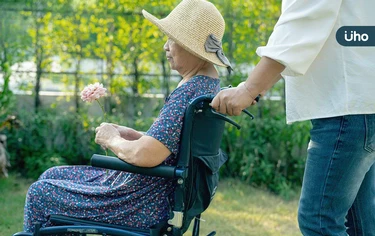 家屬要求患者乖乖的就好？看護把「失智患者綁床上」醫曝照護困境