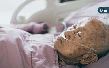 親人在家過世怎麼辦？通報流程與注意事項：第一時間先做「這件事」