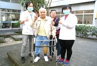 他歷經截肢又中風 復健後竟能「趴趴走」