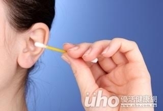 婦狂掏耳朵劇痛流血 檢查才知罹癌