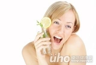 女子愛吃檸檬、百香果　補牙掉光光