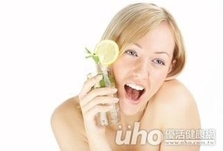 女子愛吃檸檬、百香果 補牙掉光光