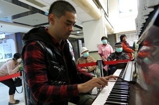 險命喪輪下 他劫後重生用音樂療癒病患