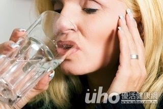 婦大量喝水只吃青菜 竟疲倦、頭痛酮酸中毒