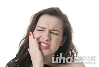 左臉像被電到 六旬婦三叉神經痛5年