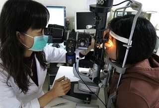 童近視夜間戴塑型片 白天擺脫眼鏡