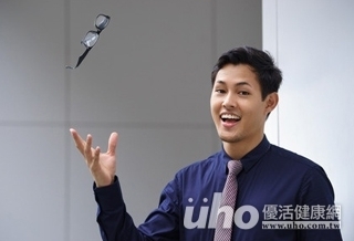 駝背族挺起身!眼睛不適跟著掰掰