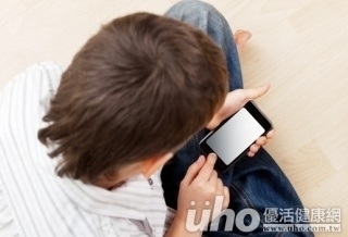 低頭族頸椎退化加速 嚴重恐大小便失禁