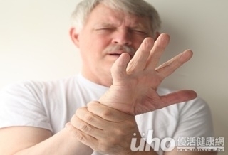 不受控!左右手常打架 原是腦中風