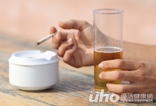 抽菸喝酒逃避現實 易成壓力循環