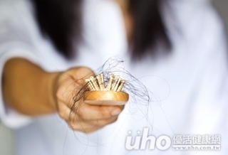 別亂摸!藥物殘留致女禿頭