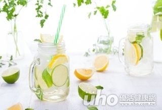 降膽固醇、解便祕 檸檬水妙用多