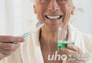漱油更乾淨?反致重度牙周炎