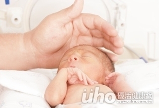 新生兒狂吐奶　原來是腸阻塞！