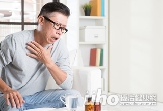 上廁所也喘!翁心臟破0.4公分