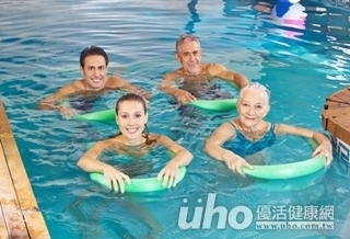 每周游泳3次 治腰痠有一套