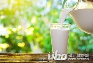 有效防骨鬆 喝完牛奶要日晒