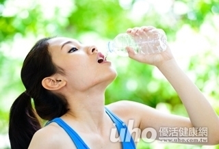 水喝太急 恐影響腸胃健康!