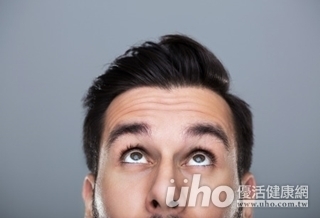 常仰頭抬下巴 恐為弱視前兆