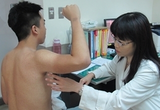 腋下整片青春痘 汗腺炎作怪