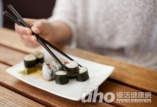 菜夾不起來 竟是腦出血害的