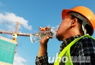 避免水中毒 先排水再喝水!
