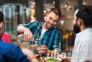 年後拚減重 餐前先喝500cc水!