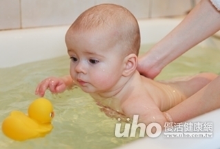 預防寶寶過敏 洗澡要挑時間?