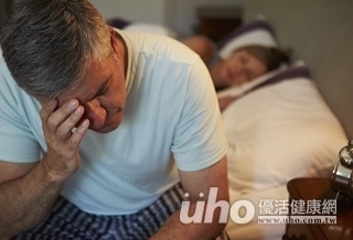 起床流目油 竟是角膜破皮!