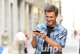 瘋打手遊喀一聲 板機指上身