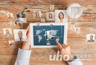 社群互動1小時 1/4人超憂鬱